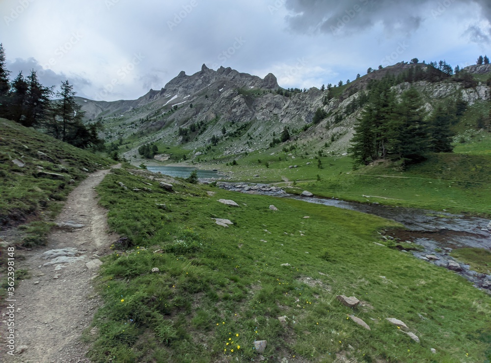 Lac d'Allos dans le parc du Mercantour au mont pelat avec des glacier et des animaux sauvages, randonnées et refuges, Alpes de haute Provence, France, montage pic et sommet. Lac d'Allos dans le parc du Mercantour au mont pelat avec des glacier et des animaux sauvages, randonnées et refuges, Alpes de haute Provence, France, montage pic et sommet.