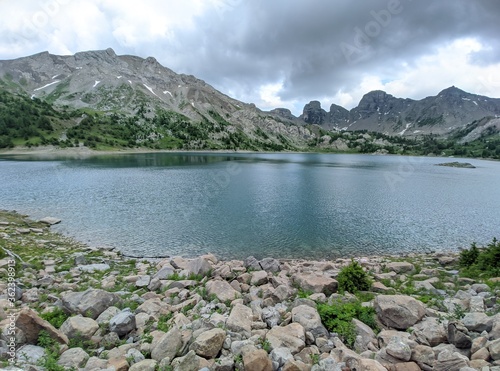 Lac d'Allos dans le parc du Mercantour au mont pelat avec des glacier et des animaux sauvages, randonnées et refuges, Alpes de haute Provence, France, montage pic et sommet. photo