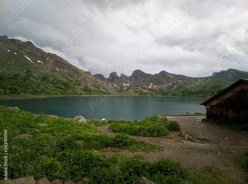 Lac d'Allos dans le parc du Mercantour au mont pelat avec des glacier et des animaux sauvages, randonnées et refuges, Alpes de haute Provence, France, montage pic et sommet.