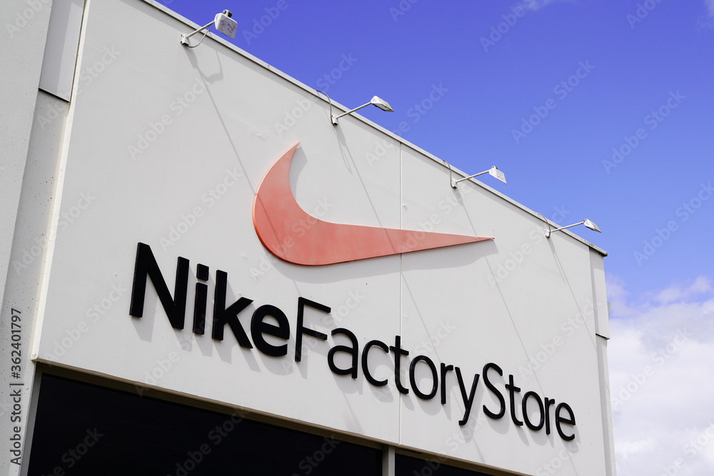 Nike Factory Store logo sign sporty fashion shop front foto de Stock |  Adobe Stock