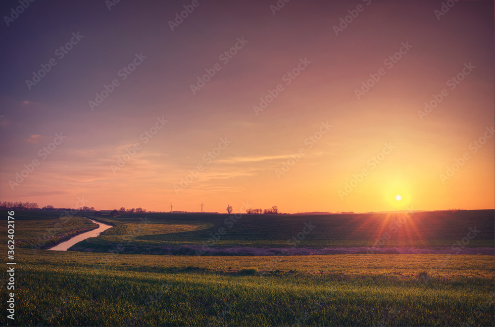 Sonnenuntergang über Feld