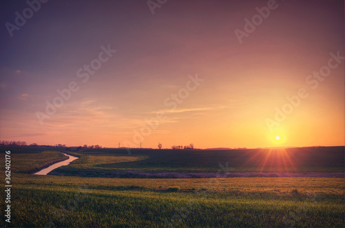 Sonnenuntergang über Feld © michaelschewe
