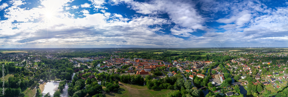 Die Stadt Lübben im Spreewald mit dem Schloss im Vordergrund als Panoramafoto