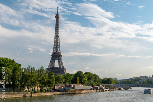 Blick auf den Eiffelturm und den Fluss Seine in der Stadt Paris.