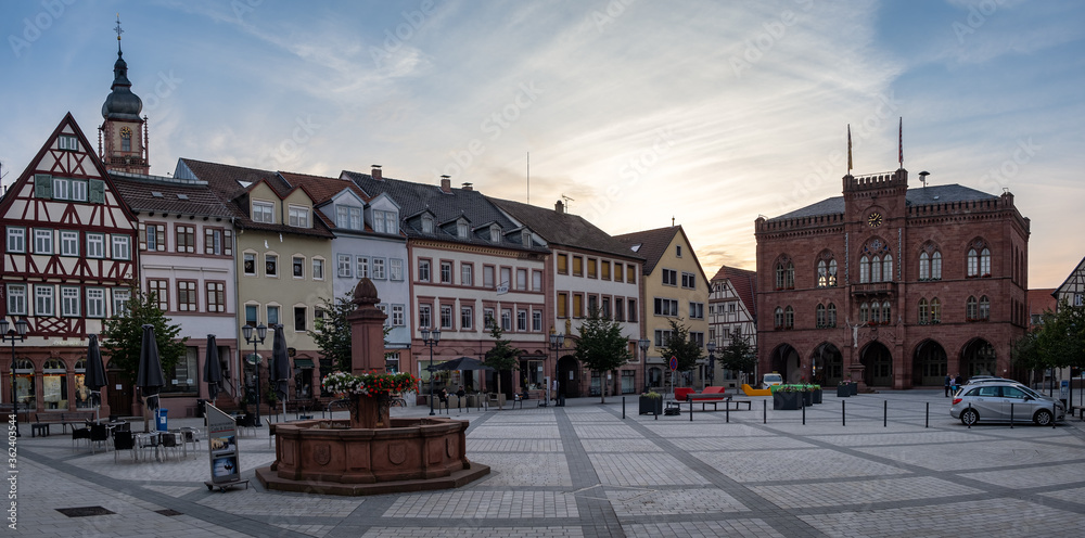 Der Marktplatz von Tauberbischofsheim mit Brunnen und dem alten Rathaus in Baden-Württemberg