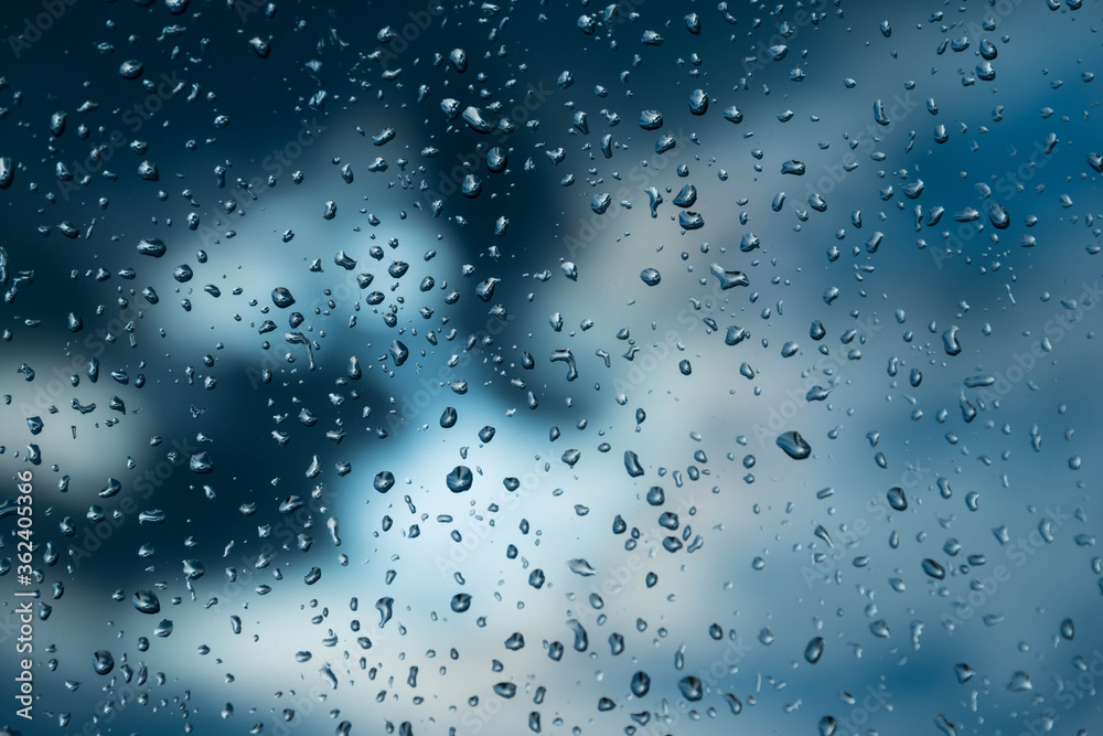 Krople deszczu na okiennej szybie. - obrazy, fototapety, plakaty 