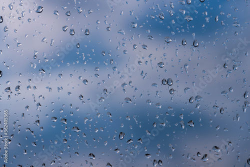 Krople deszczu na okiennej szybie.