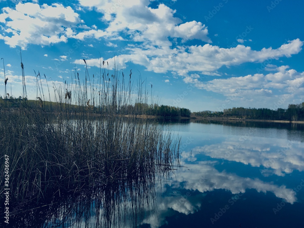 Obraz premium lake and clouds