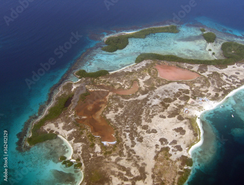 Foto aérea de isla tropical en Los Roques. Venezuela