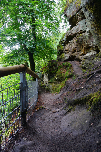 Ein kleiner schmaler Wanderweg zwischen Felsen und Gel  nder in der Teufelsschlucht in der Eifel in Rheinland Pfalz -  A small narrow hiking trail between rocks and railings in the Teufelsschlucht in t