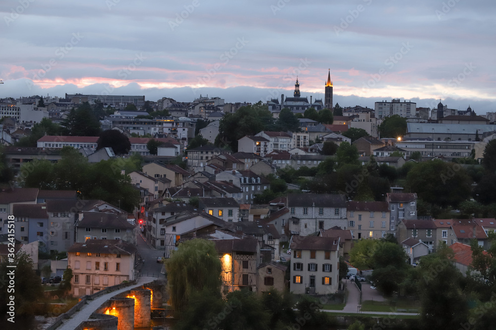 Belle vue sur Limoges à la tombée de la nuit