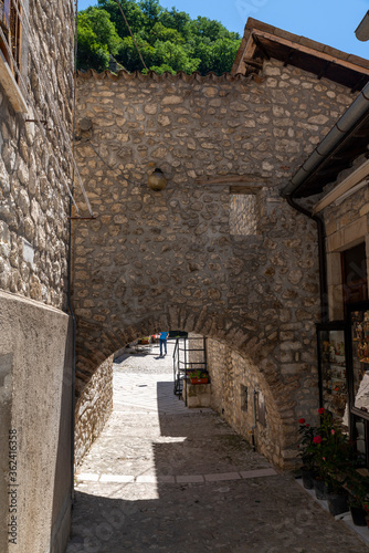 Fototapeta Naklejka Na Ścianę i Meble -  arch on the alley to access the path to go to the rock sanctuary