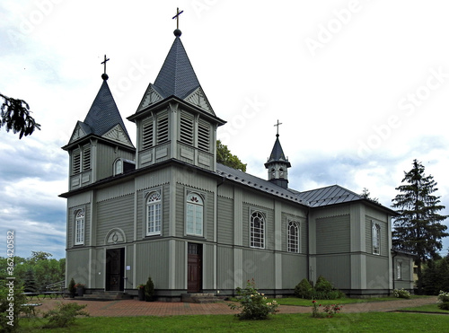 wybudowany w 1910 roku drewniany kosciol katolicki pod wezwaniem swietego bartlomieja apostola w miejscowosci paprotnia na mazowszu w polsce photo