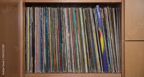 Plattenschrank mit Langspielplatten