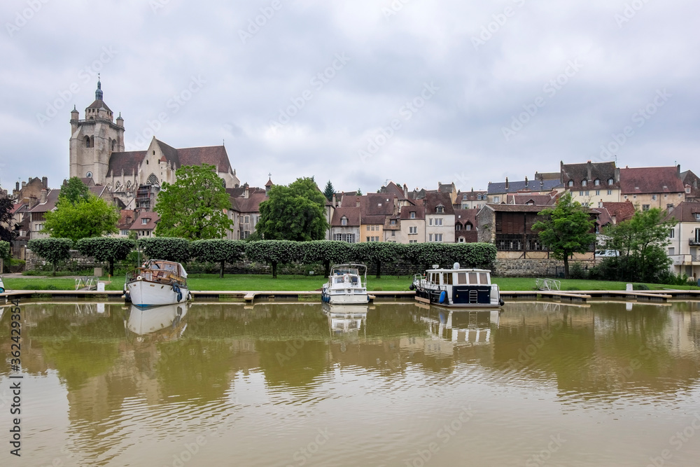 Obraz premium Altstadt von Dole mit Stiftskirche Notre-Dame