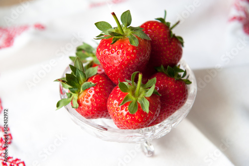 Frisch gepfl  ckte Erdbeeren  Erdbeere Fr  chte in Glasschale  Gesundes Obst  