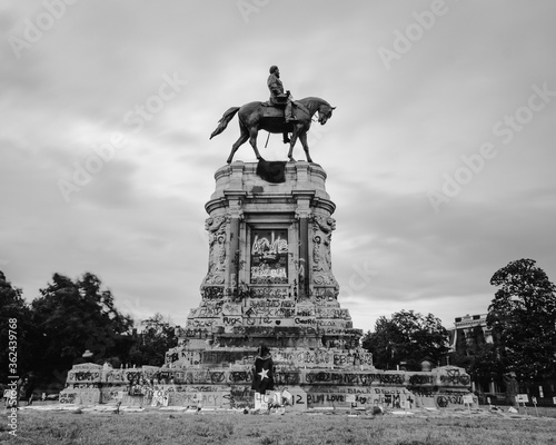 Robert E Lee Statue in Richmond, VA photo