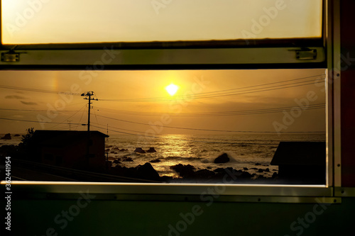 【鉄道旅イメージ】車窓からの海景色