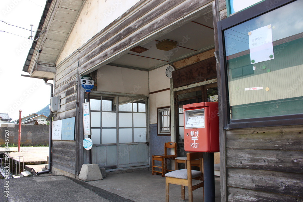 日本の田舎にある公民館とバス停と郵便ポスト（福井県越前市）