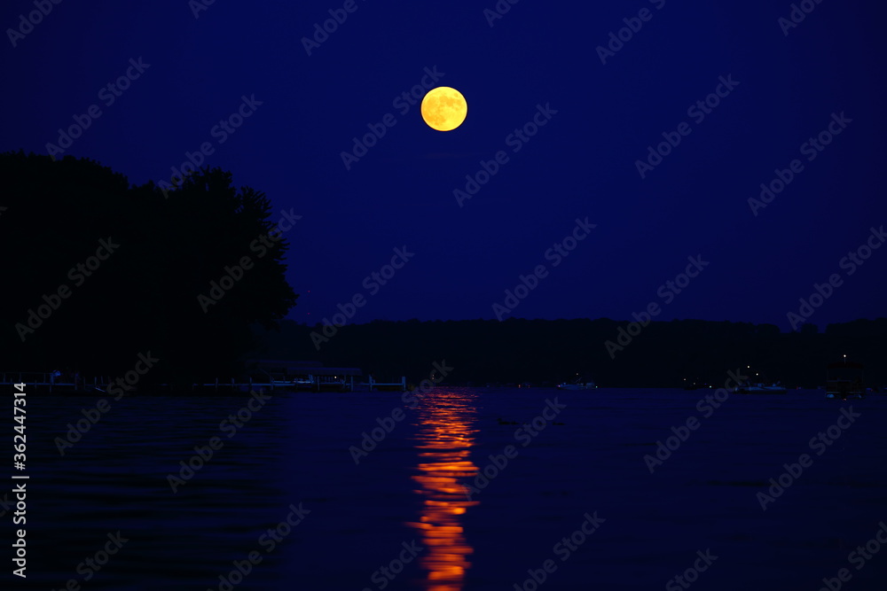 Obraz premium moon over lake