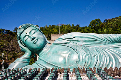 横たわる大仏 photo