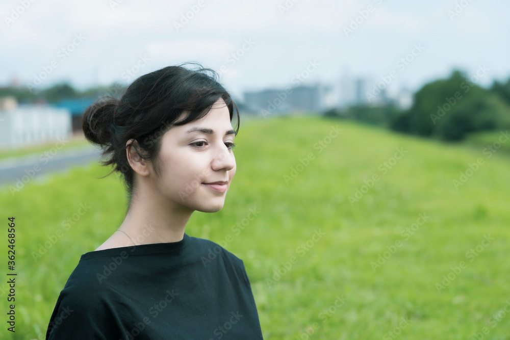 草原でリラックスする女性