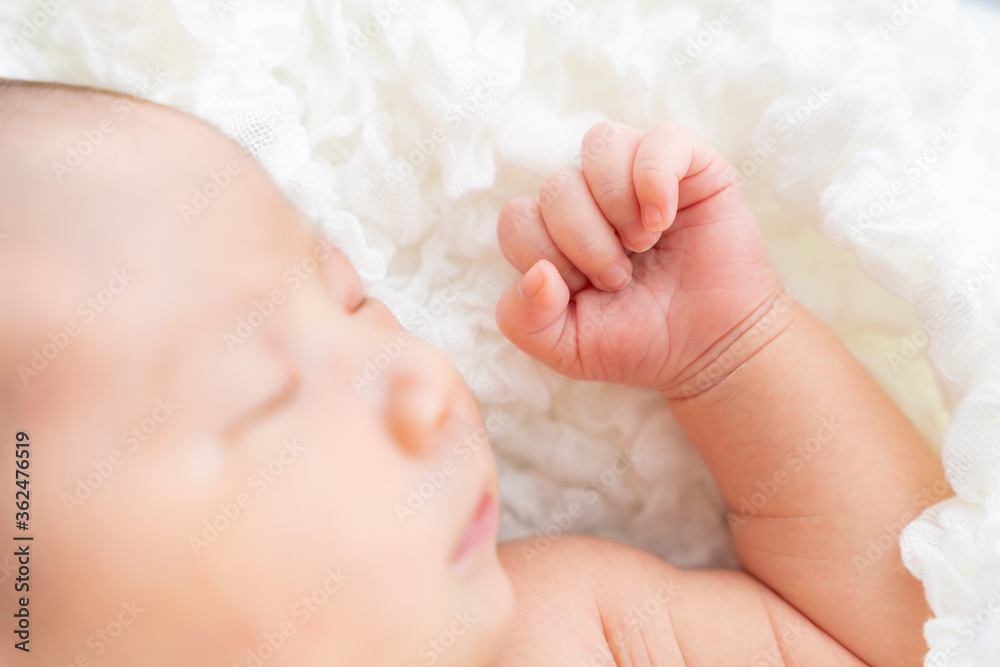Foto Stock 赤ちゃんの寝顔 横顔 と手 新生児のニューボーンフォト Adobe Stock
