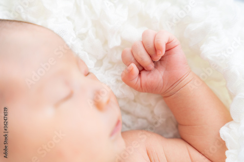 Foto Stock 赤ちゃんの寝顔 横顔 と手 新生児のニューボーンフォト Adobe Stock Foto Stock 赤ちゃんの寝顔 横顔 と手 新生児のニューボーンフォト Adobe Stock