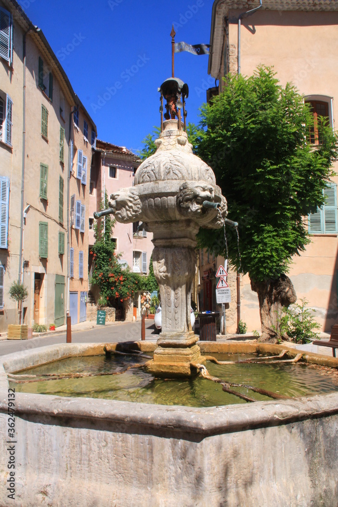 la fontaine des deux places à Cotignac