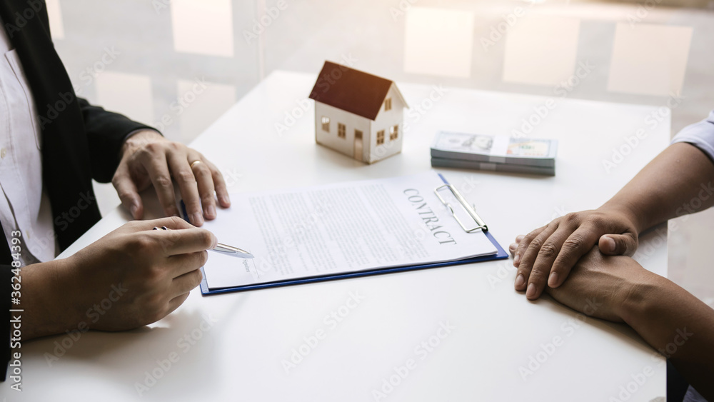 Home sales brokers and real estate investors are exchanging with investors being filing cash at the agent's hand. Home sales brokers and real estate investors are exchanging with investors being filing cash at the agent's hand.