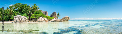 Canvas Print Panoramic view of a tropical beach on La Digue, Seychelles