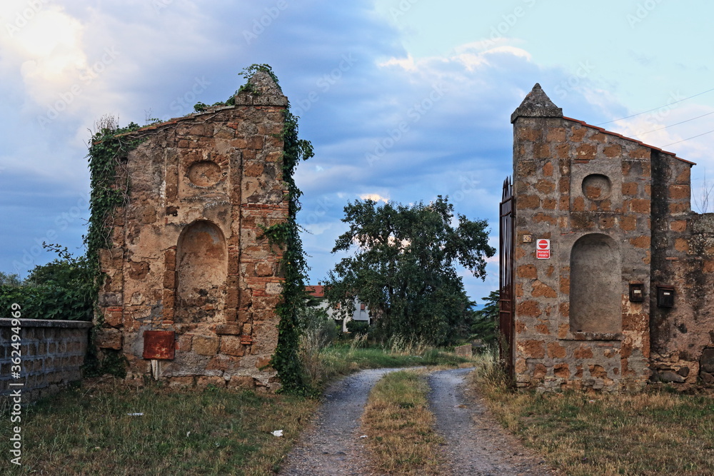Ταπετσαρία Tarquinia, borgo della Tuscia in Italia
