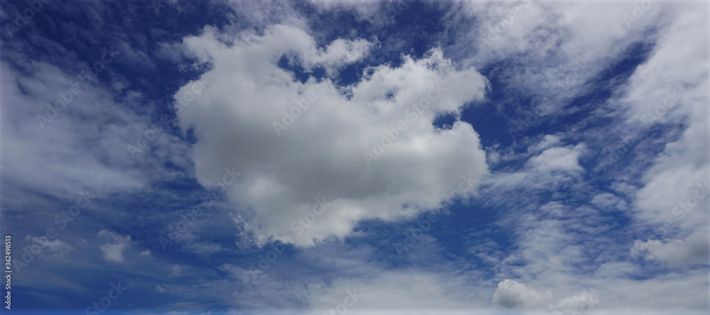 Obraz premium sky sunny cloudy cloudscape fluffy nature clouds sky cloud weather heaven summer cloudy air atmosphere light clear background for design graphic resources fragment of artwork imagination wallpaper