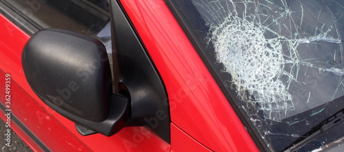 Macchina da demolire a causa di un incidente frontale - business