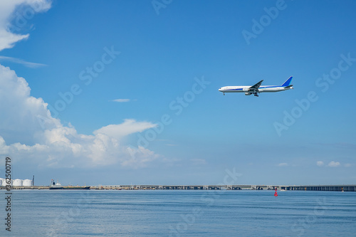 飛行機と空 © 恒生 石川