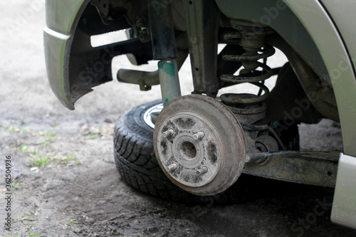 Removed car wheel. The drive from the wheels of the car. The concept of replacing the wheel on the car. © Рика Тс