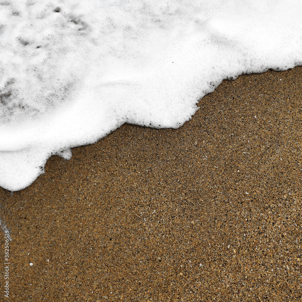 Obraz premium wave on the sand