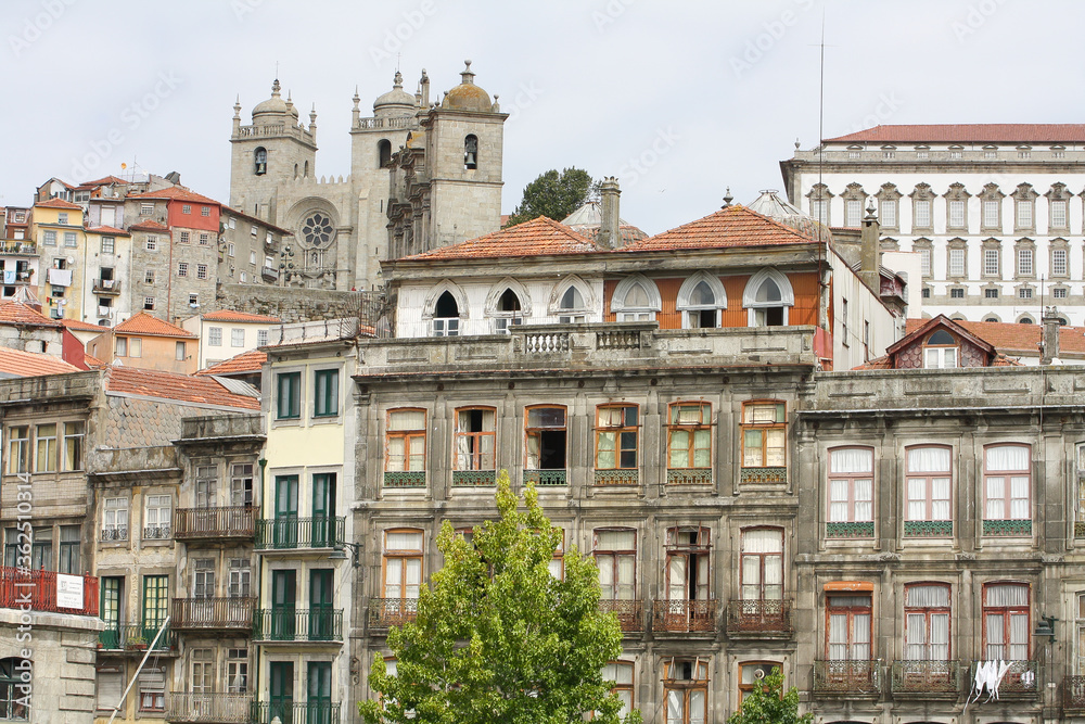 Portugal,Antigua ciudad de Oporto, con sus edificios con azulejos típicos.