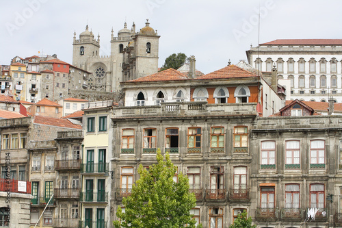 Portugal,Antigua ciudad de Oporto, con sus edificios con azulejos típicos.