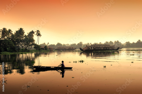 Foto An unidentified woman sails her canoe in tranquil backwaters in