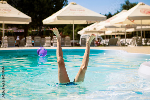 legs stick out of the pool © Natalia Sevriukova