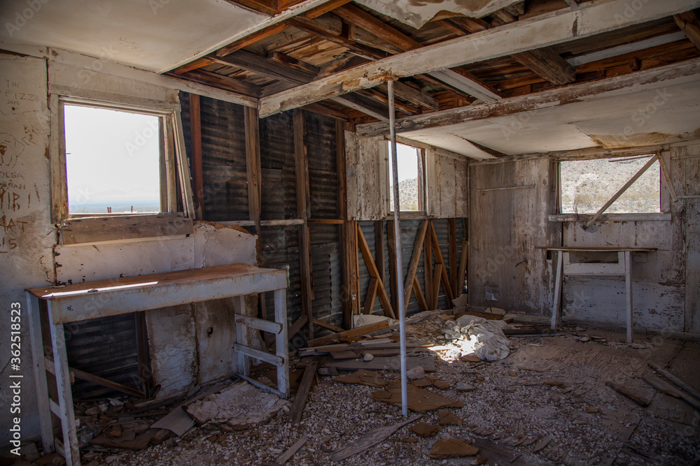 interior de casa abandonada en Rhyolite, pueblo minero abandonado en el Death Valley interior de casa abandonada en Rhyolite, pueblo minero abandonado en el Death Valley