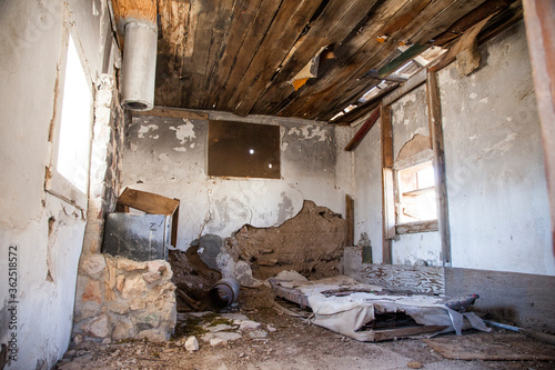 interior de casa abandonada en Rhyolite, pueblo minero abandonado en el Death Valley