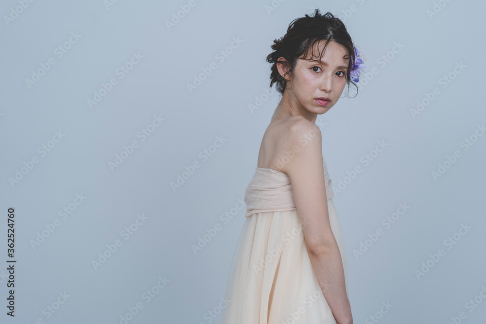 ウェディングドレスを着た女性