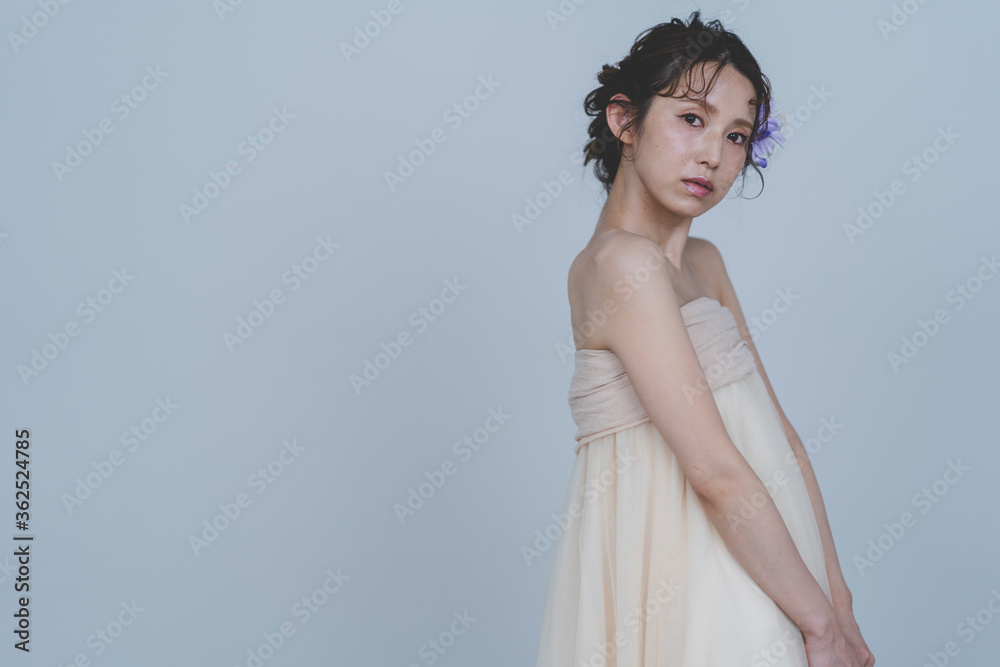 ウェディングドレスを着た女性