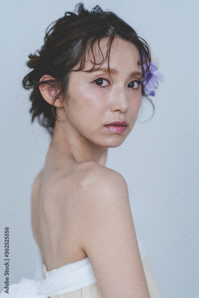 ウェディングドレスを着た女性