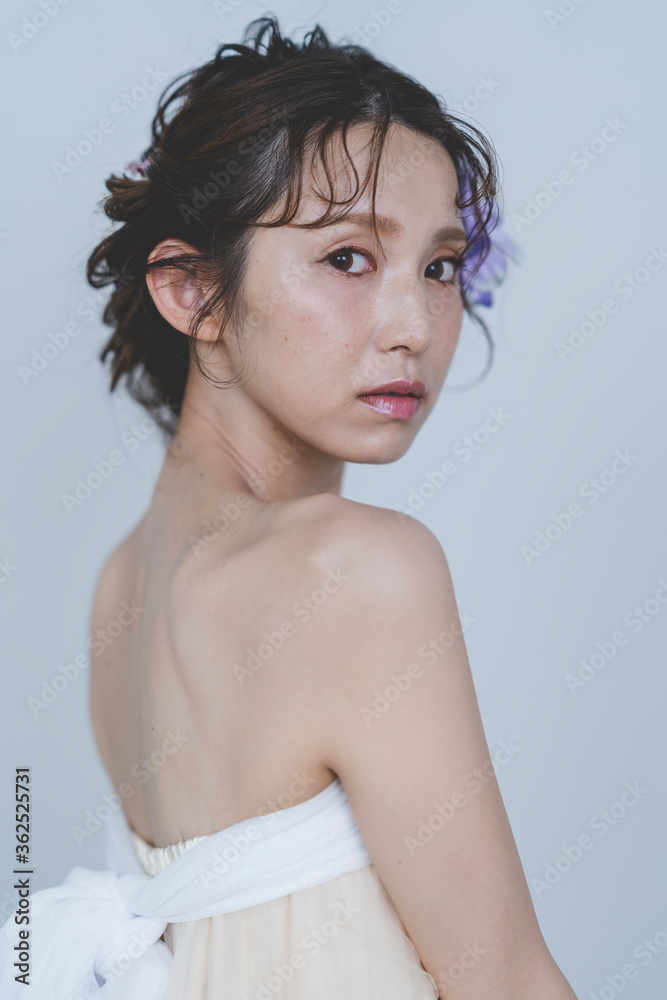 ウェディングドレスを着た女性 ウェディングドレスを着た女性