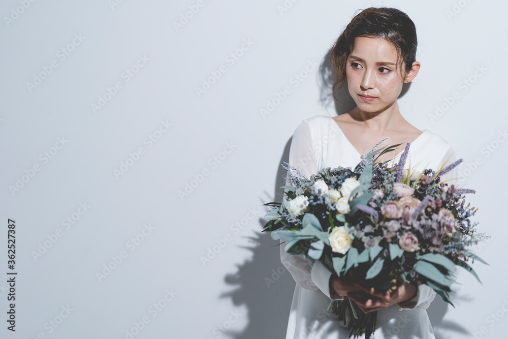 ウェディングドレスを着た女性 ウェディングドレスを着た女性