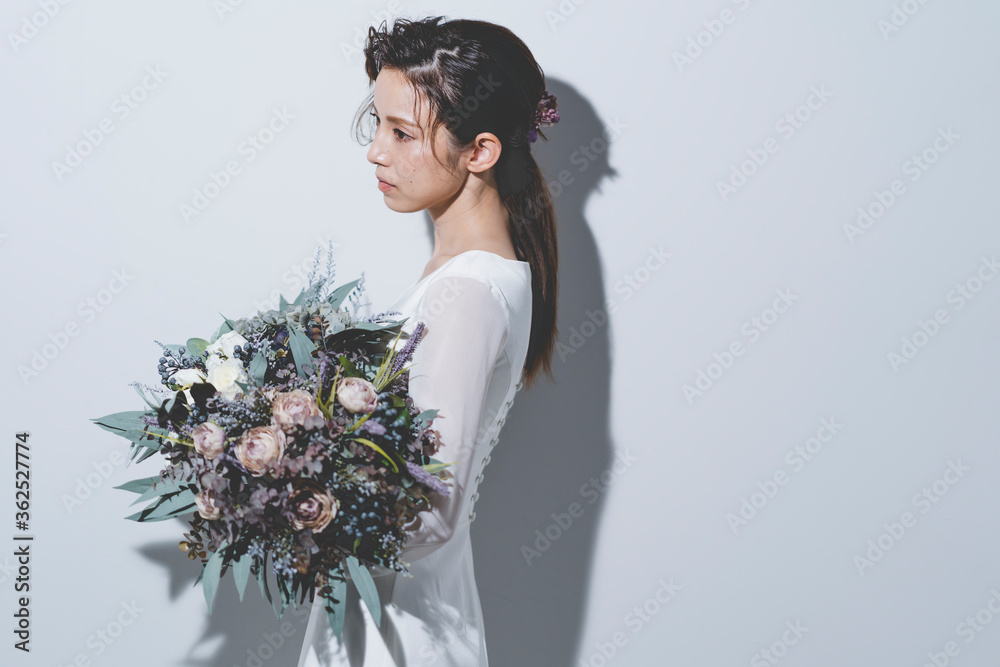 ウェディングドレスを着た女性 ウェディングドレスを着た女性