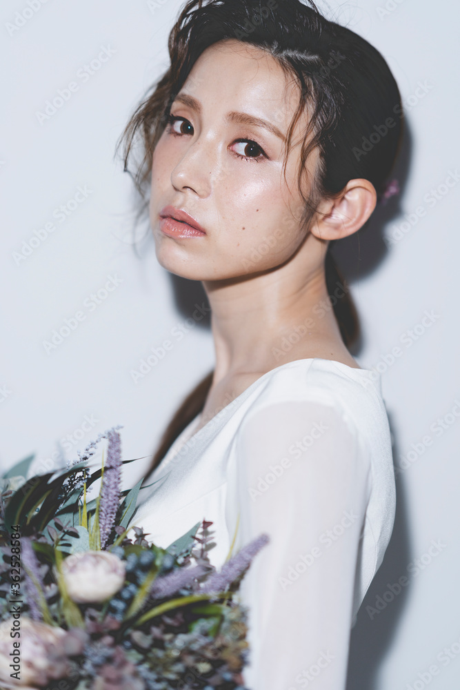 ウェディングドレスを着た女性